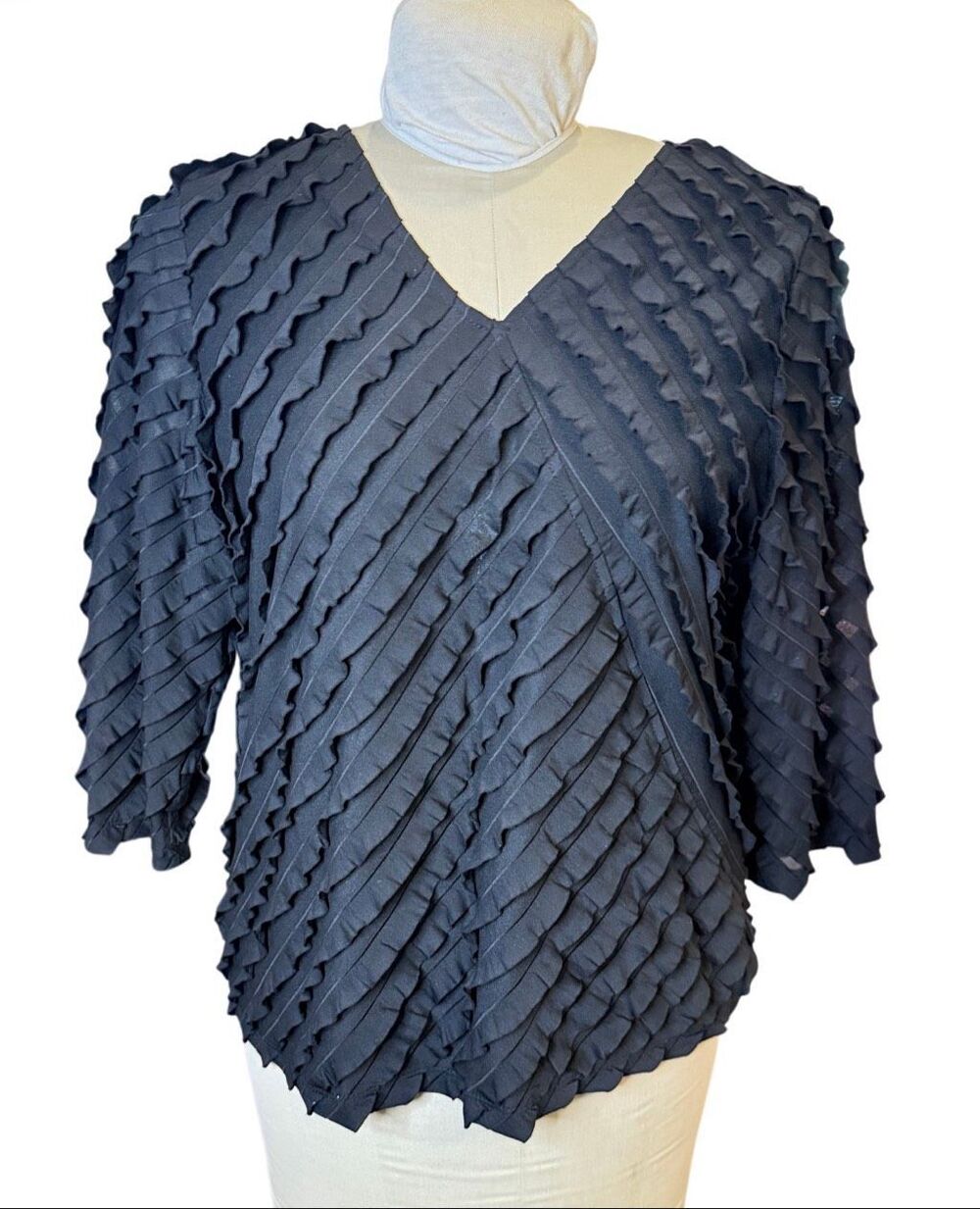 TanJay Textured Ruffle Blouse V-Neck 3/4 Sleeves Medium Petite Date Night